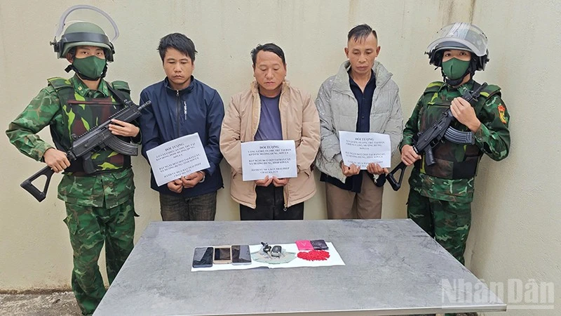 Bộ đội Biên phòng Sơn La bắt giữ 3 đối tượng cùng tang vật đều trú tại xã Mường Hung, tỉnh Sơn La về hành vi mua bán trái phép chất ma túy.
