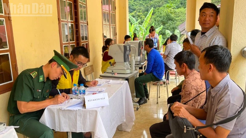 Bộ đội Biên phòng Sơn La phối hợp hướng dẫn cho nhân dân đăng ký khám bệnh.