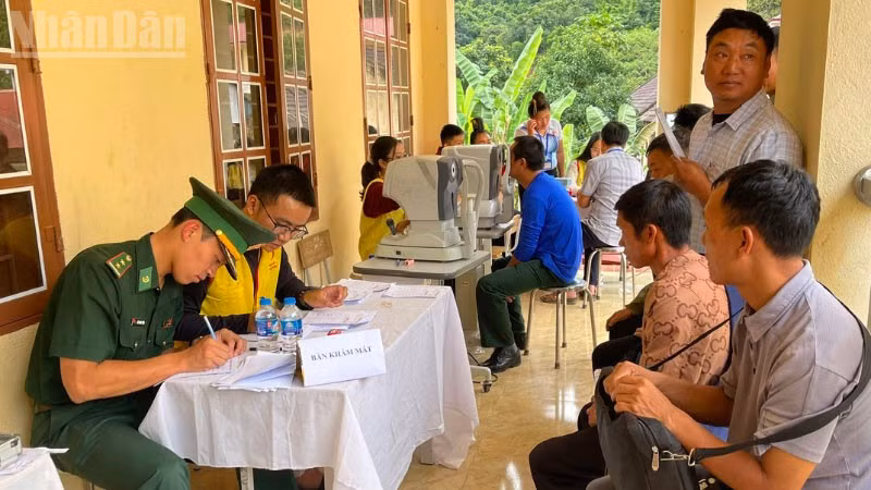 Bộ đội Biên phòng Sơn La phối hợp hướng dẫn cho nhân dân đăng ký khám bệnh.
