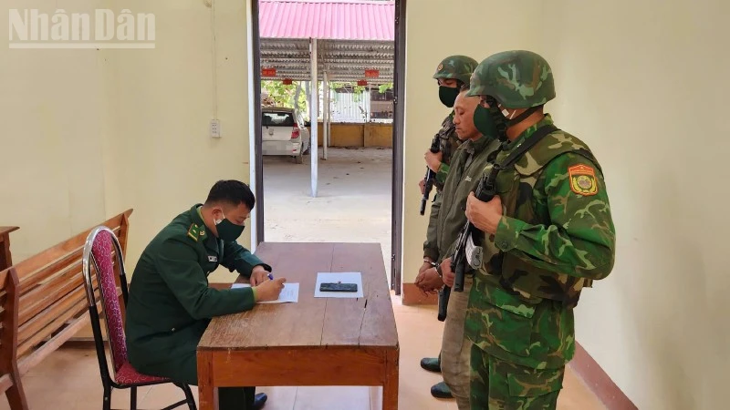 Đối tượng Hà Văn Liên, sinh năm 1985, trú tại bản Nà Khi, xã Mường Lạn bị bắt về hành vi tàng trữ trái phép chất ma túy.