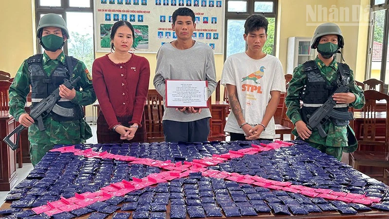 Tổ công tác của Phòng Nghiệp vụ, Ban Chỉ huy Bộ đội Biên phòng tỉnh Sơn La chủ trì phối hợp bắt giữ 3 đối tượng về hành vi vận chuyển trái phép 100.000 viên ma túy tổng hợp.