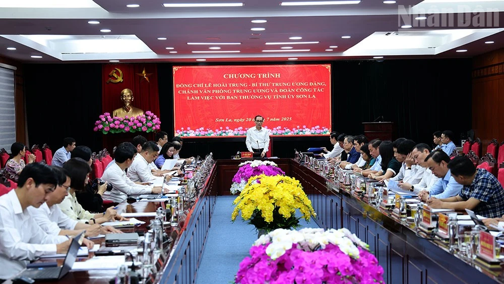 Đồng chí Lê Hoài Trung, Bí thư Trung ương Đảng, Chánh Văn phòng Trung ương Đảng làm việc với Ban Thường vụ Tỉnh ủy Sơn La.