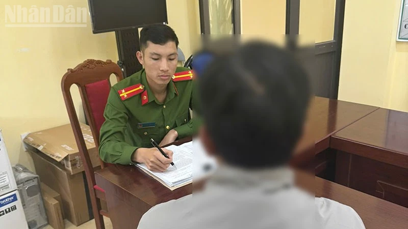 Công an xã Chiềng Khoong làm việc với ông C.V.M.