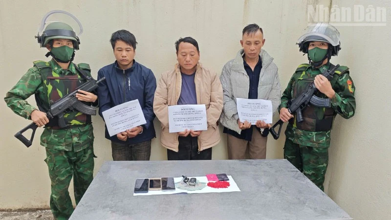 Ba đối tượng Vàng A Chớ, Lò Văn Chiều và Vì Văn En cùng tang vật.