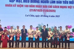 Lãnh đạo tỉnh Lai Châu tặng hoa chúc mừng đại diện các cơ quan báo chí tại Lai Châu.