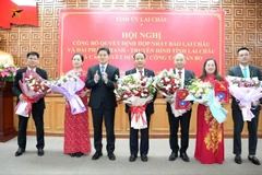 Thường trực Tỉnh uỷ Lai Châu tặng hoa chúc mừng Ban Biên tập Báo Lai Châu sau sáp nhập.
