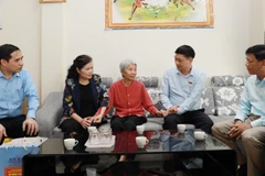 Phó Chủ tịch Quốc hội Vũ Hồng Thanh cùng đoàn công tác thăm hỏi, động viên các gia đình chính sách tại Lai Châu.
