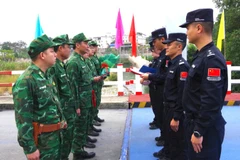 Hai bên gặp nhau tại vạch phân định Cầu hữu nghị biên giới Việt-Trung, Cửa khẩu Ma Lù Thàng-Kim Thủy Hà.