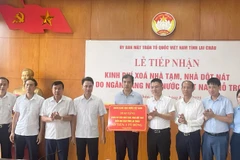 Đại diện lãnh đạo Ngân hàng Nhà nước Chi nhánh Khu vực 3 trao hỗ trợ cho tỉnh Lai Châu.