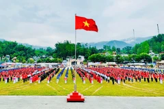 Hơn 2.000 người tham gia lễ thượng cờ Tổ quốc và hát Quốc ca tại Tết độc lập diễn ra ở xã Than Uyên.