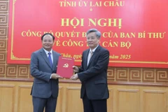Đại diện Ban Tổ chức Trung ương trao quyết định cho đồng chí Lê Minh Ngân.