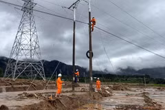 Công nhân Công ty Điện lực Lai Châu nỗ lực khắc phục sự cố cấp điện trở lại cho người dân vùng lũ.