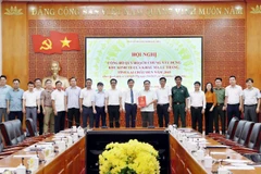 Đại diện Bộ Xây dựng trao quyết định Quy hoạch chung xây dựng Khu kinh tế cửa khẩu Ma Lù Thàng đến năm 2045 cho tỉnh Lai Châu.