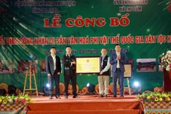 Trao chứng nhận công nhận xòe Hà Nhì là Di sản phi vật thể quốc gia.