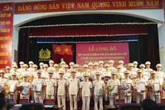 Ban Giám đốc Công an Lai Châu trao quyết định và tặng hoa chúc mừng các đồng chí lãnh đạo công an cấp xã, phường.