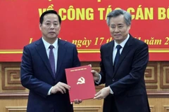 Đồng chí Nguyễn Quang Dương, Phó Trưởng ban Tổ chức Trung ương trao quyết định cho đồng chí Hà Quang Trung.