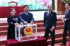 Các đại biểu bỏ phiếu bầu chức danh Chủ tịch Ủy ban nhân dân tỉnh Lai Châu.