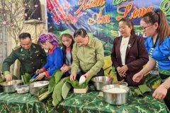 Bí thư Tỉnh ủy Lai Châu gói bánh chưng cùng bà con nhân dân xã biên giới Khổng Lào trong chương trình "Xuân Biên phòng ấm lòng dân bản năm 2026".