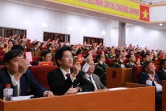 Các đại biểu biểu quyết thông qua Nghị quyết Đại hội.