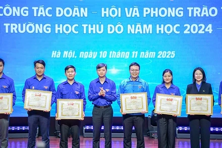 Bí thư Trung ương Đoàn, Chủ tịch Hội Sinh viên Việt Nam Nguyễn Minh Triết (thứ tư từ trái sang) trao Bằng khen của Trung ương Đoàn tặng các cá nhân, đại diện tập thể xuất sắc.