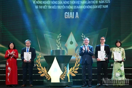 Các đồng chí Bùi Thị Minh Hoài, Lương Quốc Đoàn (lần lượt thứ nhất và ba từ trái sang) trao giải A Giải báo chí và giải A Cuộc thi viết cho các tác giả, đại diện nhóm tác giả tiêu biểu.