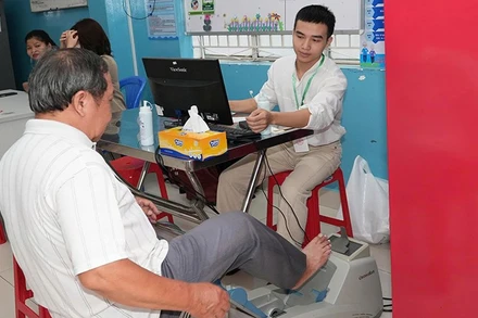 Các chuyên gia của Viện Y học ứng dụng Việt Nam kiểm tra, chăm sóc sức khỏe cho người cao tuổi tham gia khảo sát về dinh dưỡng.