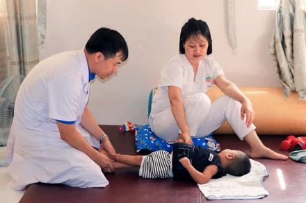 Các y, bác sĩ trẻ tình nguyện thăm khám dinh dưỡng cho thiếu nhi tại Trung tâm Bảo trợ Xã hội số 1 (Hà Nội).