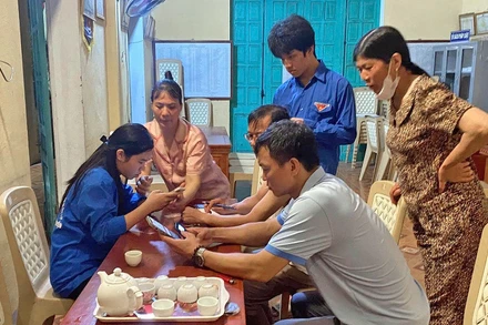 Đoàn viên, thanh niên tình nguyện "Bình dân học vụ số" hỗ trợ người dân.