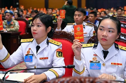 Các đại biểu biểu quyết tại Đại hội.