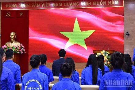 Đoàn viên, thanh niên Mặt trận Tổ quốc, các đoàn thể Trung ương thực hiện nghi thức chào cờ tại buổi lễ.