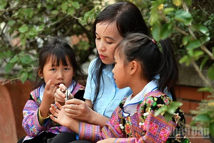 Cô giáo Vì Thị Hằng (Trường tiểu học Lóng Luông, tỉnh Sơn La) chăm sóc học trò trong khuôn viên nhà trường. Cô Hằng là một trong những nhà giáo tiêu biểu được tuyên dương tại chương trình "Chia sẻ cùng thầy cô" năm 2024.