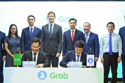 Đại diện Trung ương Hội Sinh viên Việt Nam và Grab ký kết biên bản hợp tác giai đoạn 2025-2028.