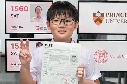 Trần Đình Hoàng Phúc với chứng nhận IELTS 8.0 của mình.