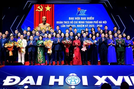 Đại diện lãnh đạo các ban, bộ, ngành, đoàn thể và Thủ đô tặng hoa chúc mừng Ban Chấp hành Đoàn Thanh niên Thành phố Hà Nội khóa XVII. 