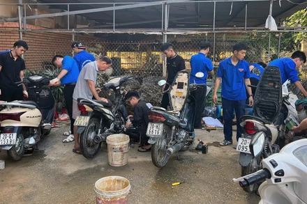 Các tình nguyện viên làm việc tại "trạm sửa xe dã chiến". 