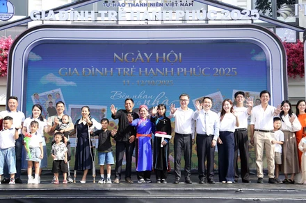 Các "Gia đình trẻ hạnh phúc" năm 2025 cùng đại biểu dự Ngày hội.