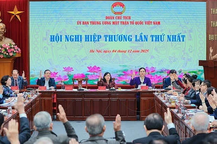 Các đại biểu hiệp thương thông qua một số nội dung tại Hội nghị.