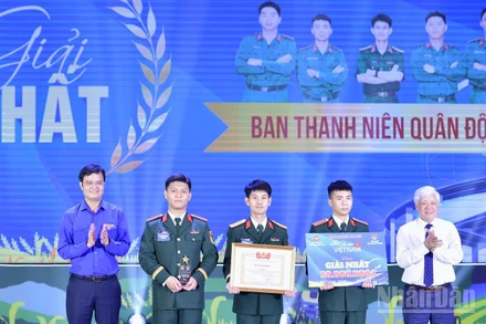 Các đồng chí Đỗ Văn Chiến, Bùi Quang Huy (lần lượt ngoài cùng bên phải và trái) trao giải Nhất tặng đội tuyển Ban Thanh niên Quân đội.