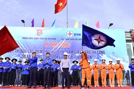 Bí thư Trung ương Đoàn, Chủ tịch Hội Sinh viên Việt Nam Nguyễn Minh Triết (thứ 2 từ trái sang, hàng đầu) cùng đại diện các đơn vị liên quan thực hiện nghi lễ phát động đợt cao điểm tại thôn Xả Hồ.