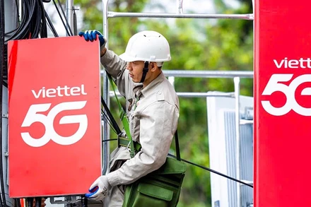 Kỹ thuật viên thi công các trạm phát sóng 5G.