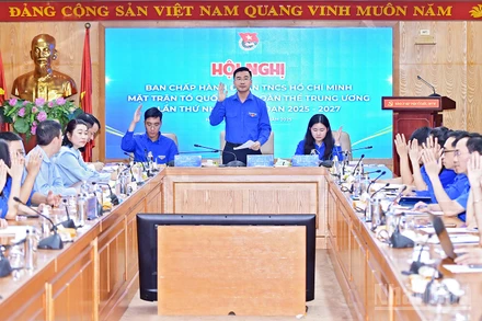 Các đại biểu biểu quyết thông qua một số nội dung làm việc tại hội nghị.