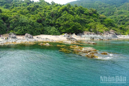 Ghềnh Bàng với vẻ đẹp hoang sơ, đầy cuốn hút.