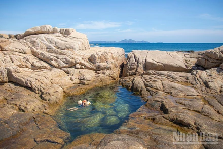 Ghềnh đá tự nhiên tuyệt đẹp, được cấu tạo từ hàng nghìn tảng đá mịn xếp chồng lên nhau.