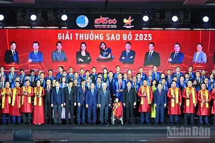 Đồng chí Đỗ Văn Chiến và đại diện các ban, bộ, ngành cùng Top100, Top30 "Doanh nhân trẻ Việt Nam tiêu biểu", 10 "Doanh nhân trẻ Việt Nam xuất sắc" năm 2025.
