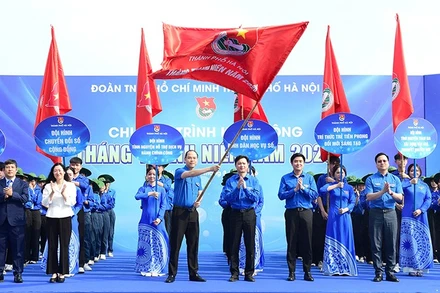 Đồng chí Nguyễn Minh Triết, Ủy viên dự khuyết Trung ương Đảng, Bí thư Thường trực Trung ương Đoàn (thứ 4 từ phải sang, hàng đầu) cùng đại diện Đoàn Thanh niên thành phố Hà Nội và các đơn vị liên quan thực hiện nghi thức khởi động Tháng Thanh niên của tuổi trẻ Thủ đô.