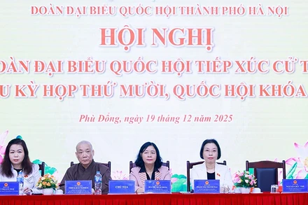 Đồng chí Bùi Thị Minh Hoài (thứ hai từ phải sang) và đại diện Đoàn đại biểu Quốc hội thành phố Hà Nội lắng nghe ý kiến cử tri tại Hội nghị.