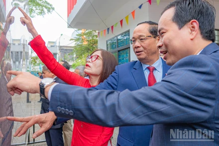 Phó Chủ tịch Quốc hội Trần Quang Phương cùng các cử tri Đà Nẵng