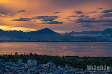 Cung đường Nguyễn Tất Thành, Đà Nẵng mang một vẻ đẹp hùng vĩ và huy hoàng trong ánh hoàng hôn.
