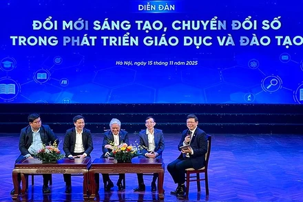 Các diễn giả trao đổi ý kiến tại Diễn đàn.