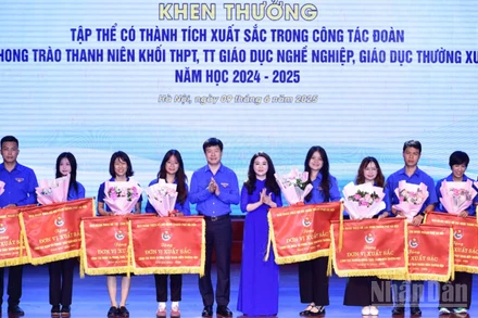 Phó Chủ tịch Hội đồng Đội Trung ương Lê Hải Long, Bí thư Thành đoàn Hà Nội Chu Hồng Minh trao Cờ thi đua tặng các đơn vị Thủ đô xuất sắc trong công tác Đoàn, phong trào thanh niên khối trung học phổ thông, trung tâm giáo dục nghề nghiệp, giáo dục thường xuyên năm học 2024-2025.